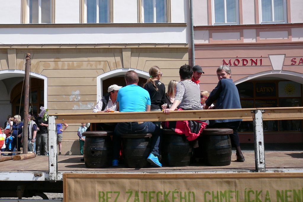 Z top managementu CHMELAŘSTVÍ, družstva Žatec byl na alegorickém voze spatřen Ing. Petr Palán (vpravo). | Foto: J. Ježek Foto: J. Ježek