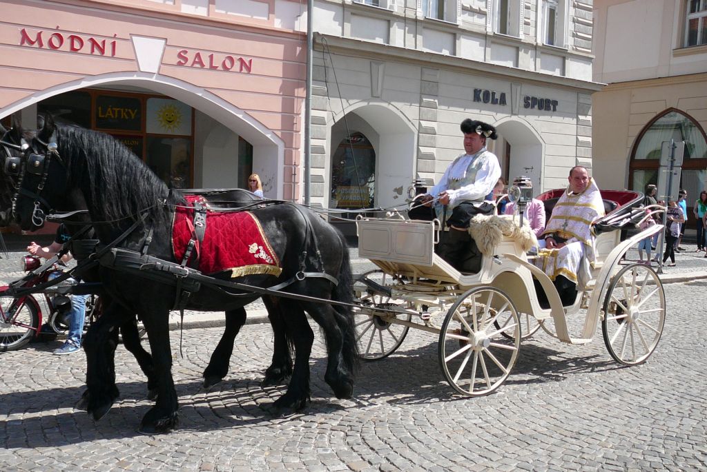 Příjezd starostky s knězem (8. 5. 2015). | Foto: J. Ježek Foto: J. Ježek