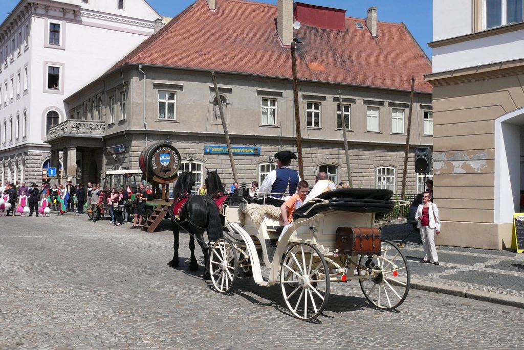 Příjezd starostky s knězem (8. 5. 2015). | Foto: J. Ježek Foto: J. Ježek