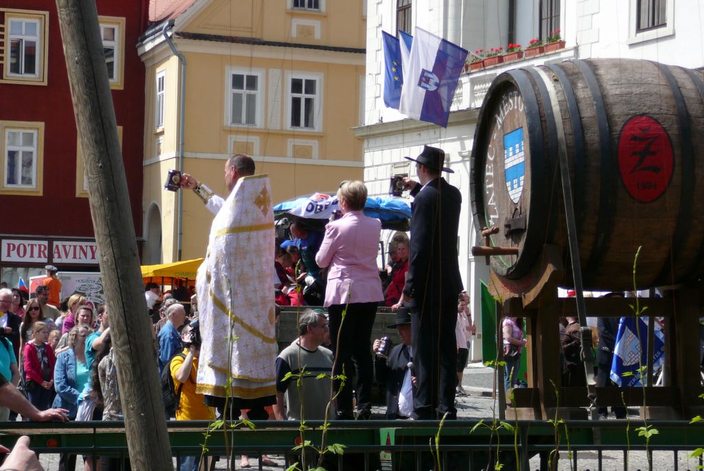 Slavnostní přípitek při příležitosti konání Chmelfestu v Žatci (8. 5. 2015). | Foto: J. Ježek Foto: J. Ježek