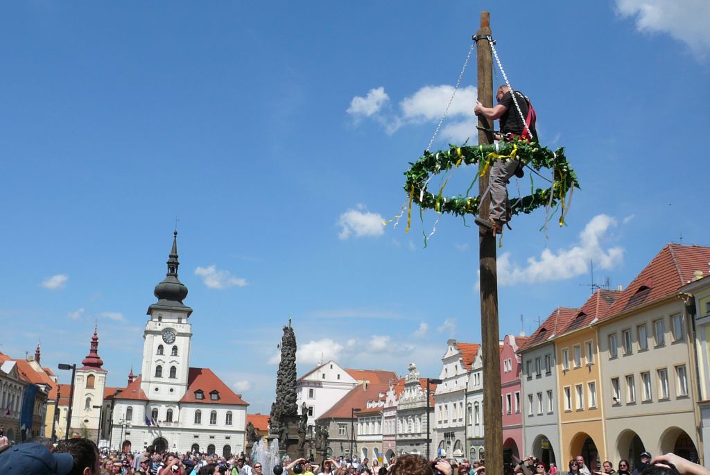 Přihlížející sledovali práci stromolezce, jehož úkolem bylo zavěsit na vrchol klobásu (8. 5. 2015). | Foto: J. Ježek Foto: J. Ježek