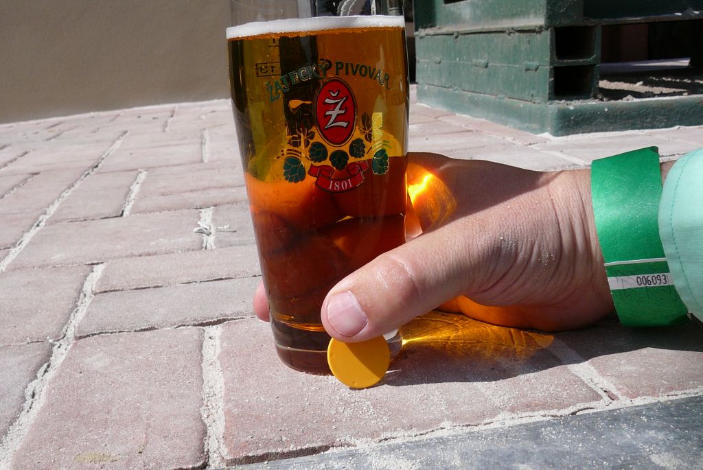 Ekologický festival: piva se čepovala do sklenic, platilo se žlutými žetony (1 žeton = 10 Kč). | Foto: J. Ježek Foto: J. Ježek