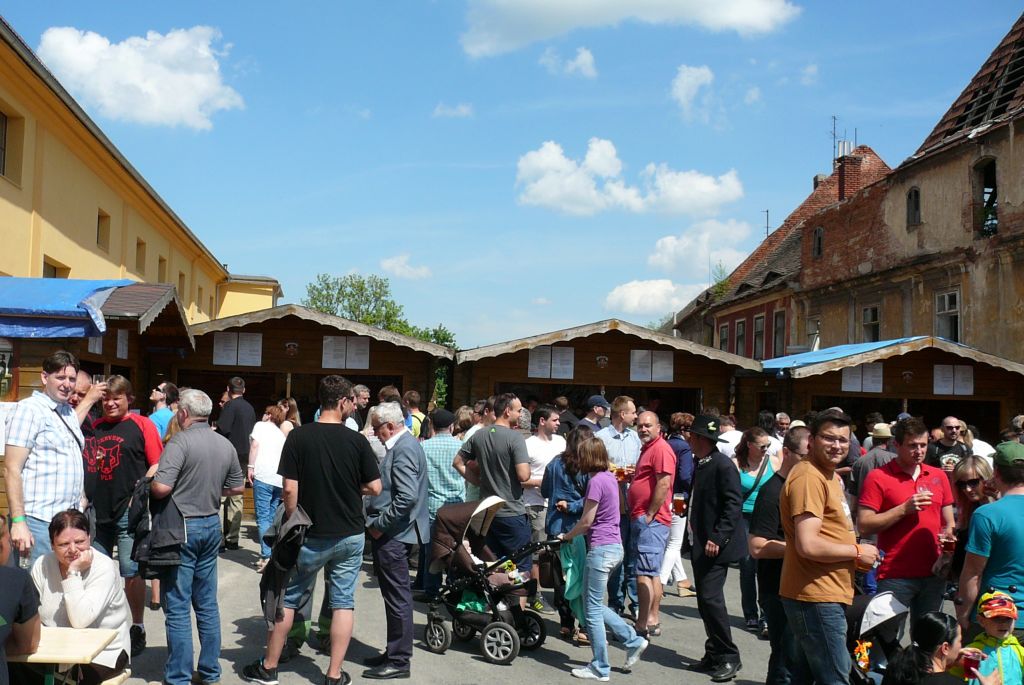 Výčepní stánky se nacházely na nádvoří Žateckého pivovaru (8. 5. 2015). Zcela vlevo Ing. Josef Patzak, Ph.D., jednatel CHI. | Foto: J. Ježek Foto: J. Ježek