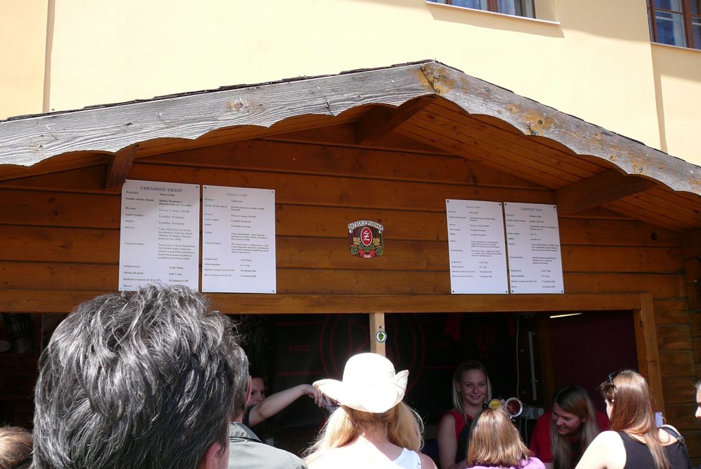 Nad každou pípou byly vyvěšeny cedule charakterizující čepovaná piva (8. 5. 2015). | Foto: J. Ježek Foto: J. Ježek