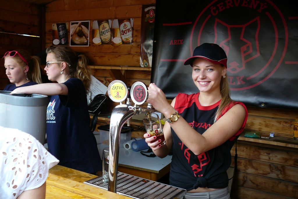 Při točení piva vypomáhala žatecké Chmelobraně Sabina Štaubertová z ARIX a. s. (8. 5. 2015). | Foto: J. Ježek Foto: J. Ježek