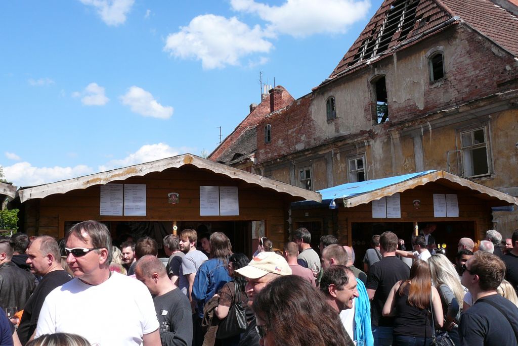Třetí a čtvrtý stánek patřil Žateckému pivovaru (8. 5. 2015). | Foto: J. Ježek Foto: J. Ježek