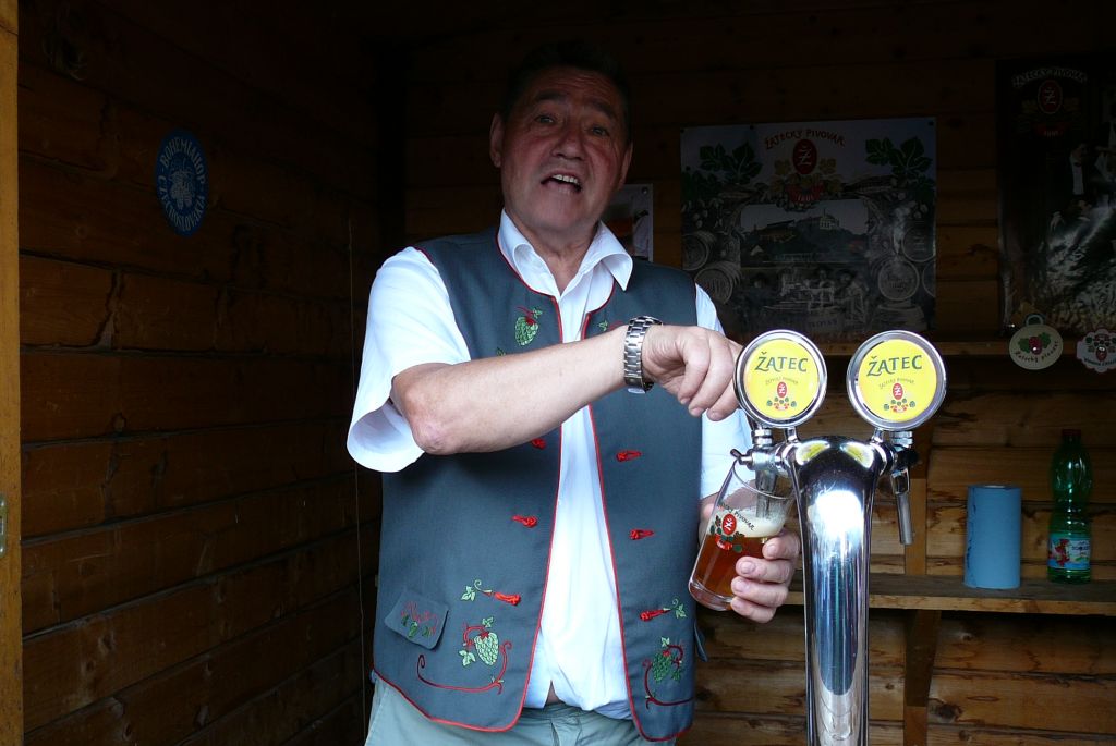 Kdo měl štěstí, tomu natočil pivo přímo sám velitel Chmelobrany Žatec Miroslav Sieger (8. 5. 2015). | Foto: J. Ježek Foto: J. Ježek