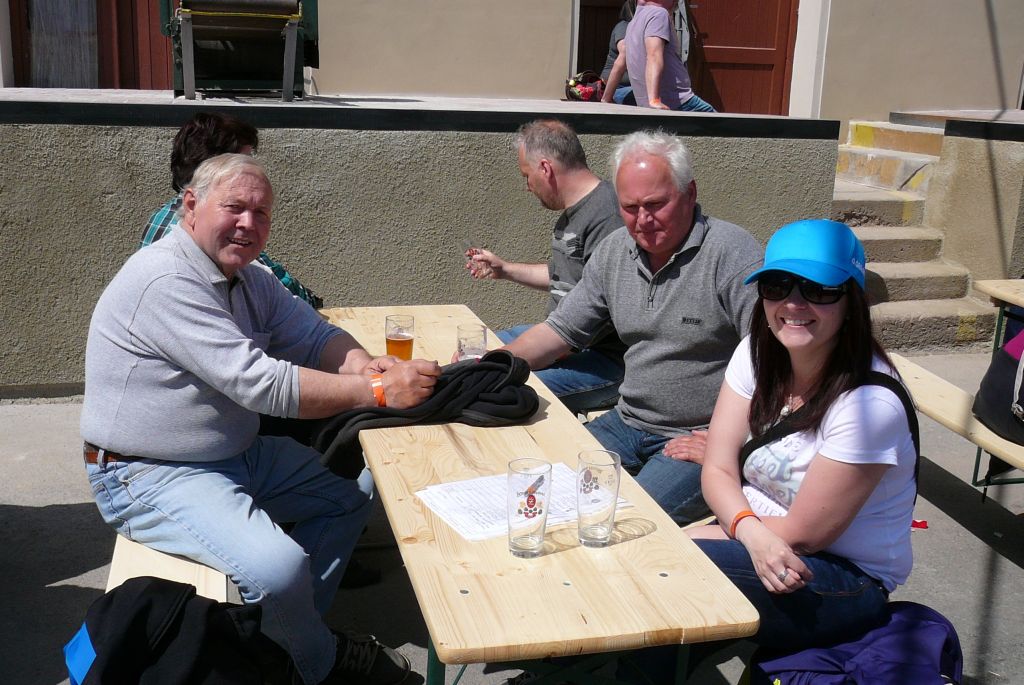 Chmelfest si nenechali ujit ani zaměstnanci ÚH Stekník, (vlevo) František Kyselica s Arnoštem Dvorským (8. 5. 2015). | Foto: J. Ježek Foto: J. Ježek