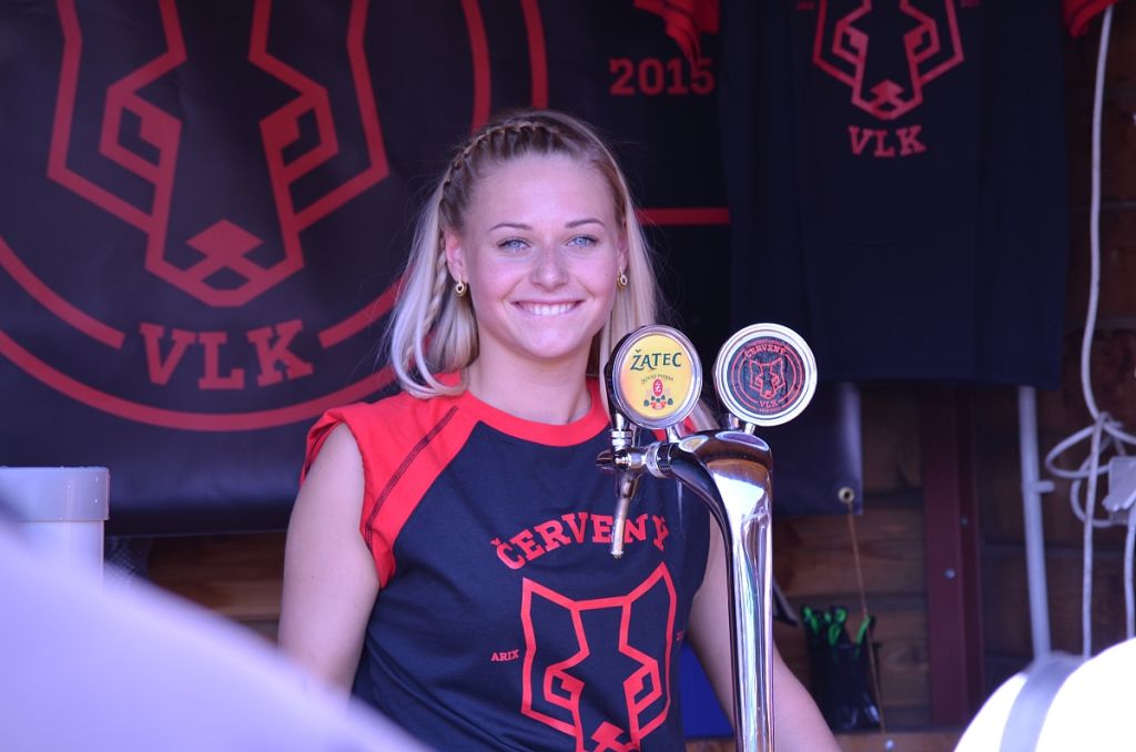 Pokud jste vypili šest třetinek piv "Červeného vlka", získali jste toto nádherné tričko, jak předvádí Sabina Štaubertová z ARIX a. s. (8. 5. 2015). | Foto: M. Brynda Foto: M. Brynda