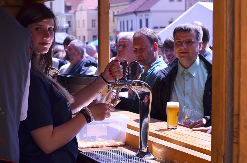 Hosteska při točení piva "Saaz Late" uvařeného v CHI. Vpravo Ing. Josef Ježek, Ph.D., vědecký sekretář CHI, pozoruje, zda netočí "podmíráky" (8. 5. 2015). | Foto: M. Brynda Foto: M. Brynda