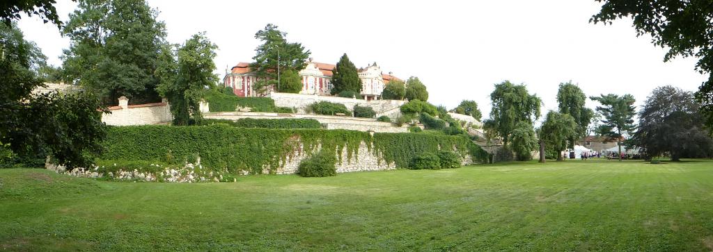 Zahrady státního zámku Stekník. Vpravo rezervovaná část pro setkání chmelařů (10. 8. 2017).