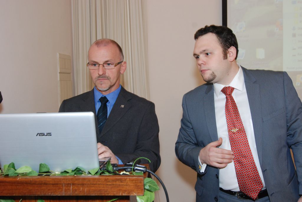 Tajemník Svazu pěstitelů chmele ČR, Ing. Michal Kovařík, nahlížel na prezentaci Dr. Nesvadby (27. 1. 2016). | Foto: M. Vokřál (Agriprint s. r. o.) Foto: M. Vokřál (Agriprint s. r. o.)