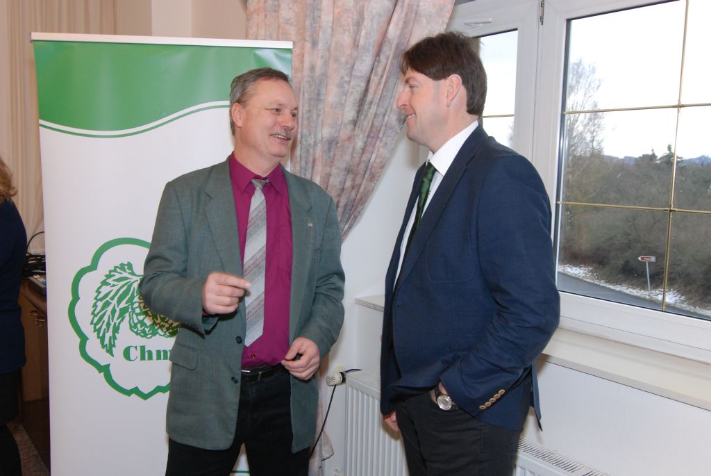 Vlevo Ing. Vladimír Barborka (ÚKZÚZ, vedoucí Oddělení chmele Žatec) v diskusi s jednatelem CHI Ing. Josefem Patzakem, Ph.D. (27. 1. 2016). | Foto: M. Vokřál (Agriprint s. r. o.) Foto: M. Vokřál (Agriprint s. r. o.)