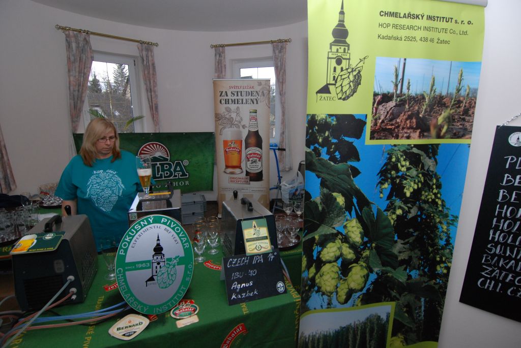 Pitný režim již tradičně zajišťoval CHI. Na snímku Jana Krejčíková při kontrole sudů (27. 1. 2016). | Foto: M. Vokřál (Agriprint s. r. o.) Foto: M. Vokřál (Agriprint s. r. o.)