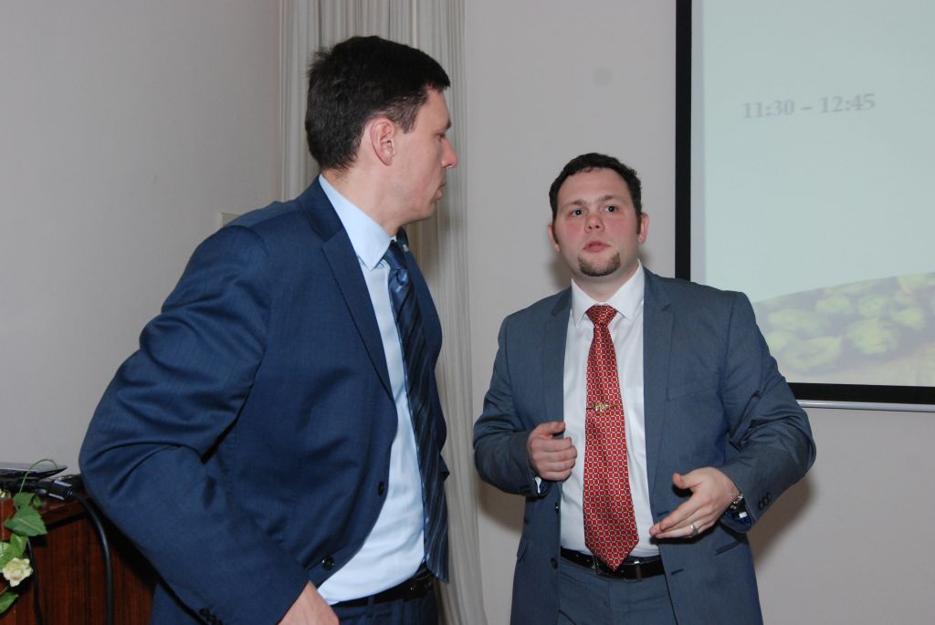 O odpolední program se u tajemníka Svazu zajímal Mgr. Zdeněk Rosa, BA (vlevo), předseda představenstev CHMELAŘSTVÍ, družstva Žatec a Bohemia Hop, a. s. (Senohraby, 27. 1. 2016). | Foto: M. Vokřál (Agriprint s. r. o.) Foto: M. Vokřál (Agriprint s. r. o.)