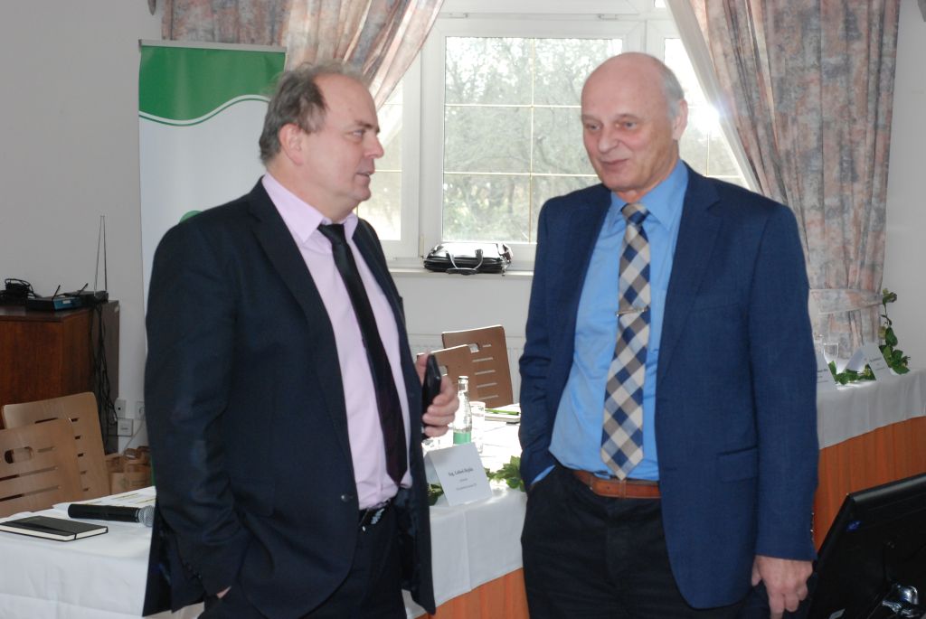 Ing. Vladimír Balach, MBA, výkonný ředitel Českého svazu pivovarů a sladoven, v diskusi s Ing. Pavlem Šponerem (vpravo) z Bohemia Hop, a. s. (Senohraby, 27. 1. 2016). | Foto: M. Vokřál (Agriprint s. r. o.) Foto: M. Vokřál (Agriprint s. r. o.)