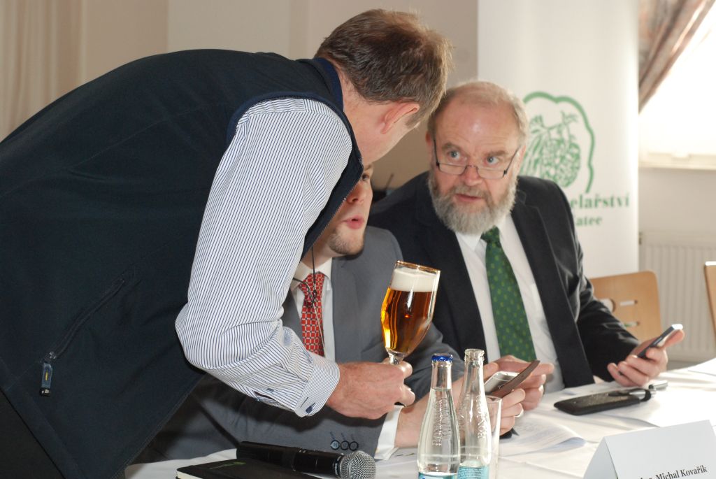 Informaci o návštěvě ministra zaslechl i Ing. Václav Burger (vlevo), nechal si ji od tajemníka a předsedy potvrdit (Senohraby, 27. 1. 2016). | Foto: M. Vokřál (Agriprint s. r. o.) Foto: M. Vokřál (Agriprint s. r. o.)