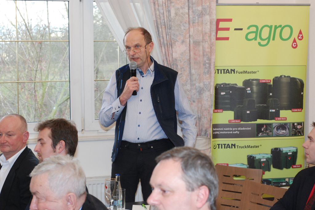 S dotazem na ministra se obrátil Ing. Václav Burger z LUPOFYT s. r. o., Chrášťany u Rakovníka (Senohraby, 27. 1. 2016). | Foto: M. Vokřál (Agriprint s. r. o.) Foto: M. Vokřál (Agriprint s. r. o.)