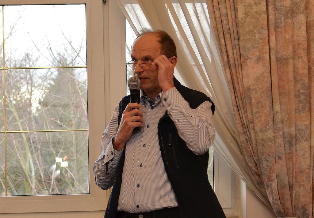 S dotazem na ministra se obrátil Ing. Václav Burger z LUPOFYT s. r. o., Chrášťany u Rakovníka (Senohraby, 27. 1. 2016). | Foto: M. Brynda Foto: M. Brynda