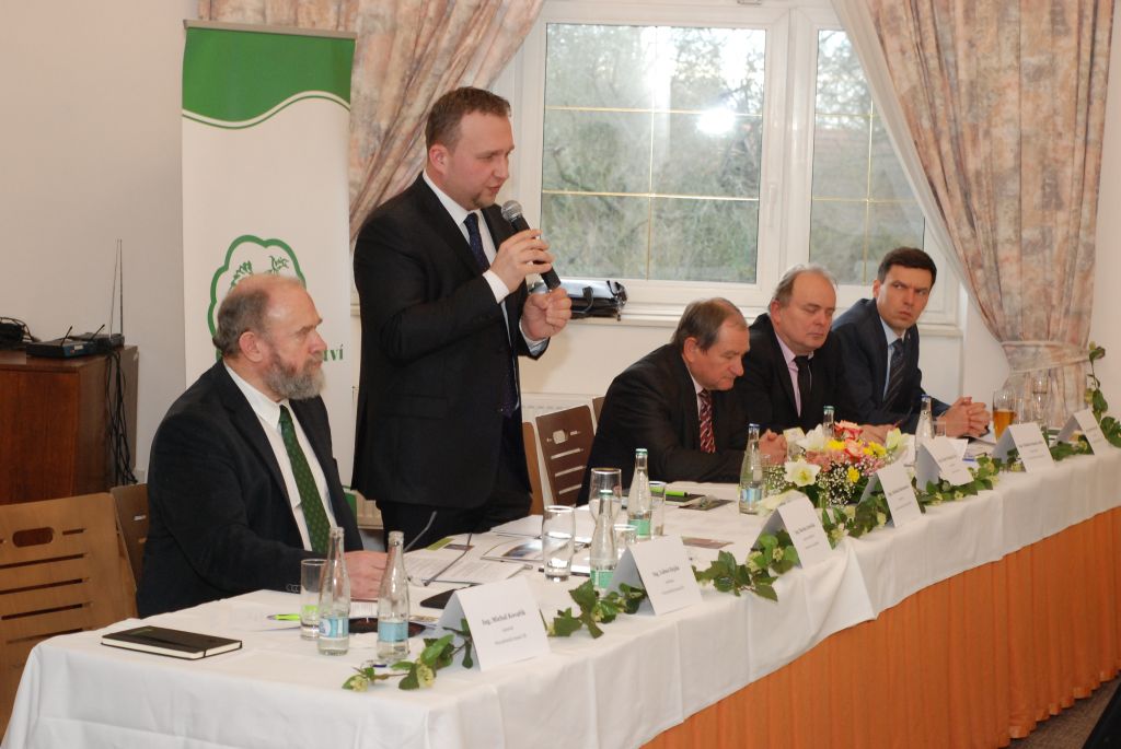 Ministr zemědělství, Ing. Marian Jurečka, při zodpovězení dotazů na chmelařském kongresu (Senohraby, 27. 1. 2016). | Foto: M. Vokřál (Agriprint s. r. o.) Foto: M. Vokřál (Agriprint s. r. o.)