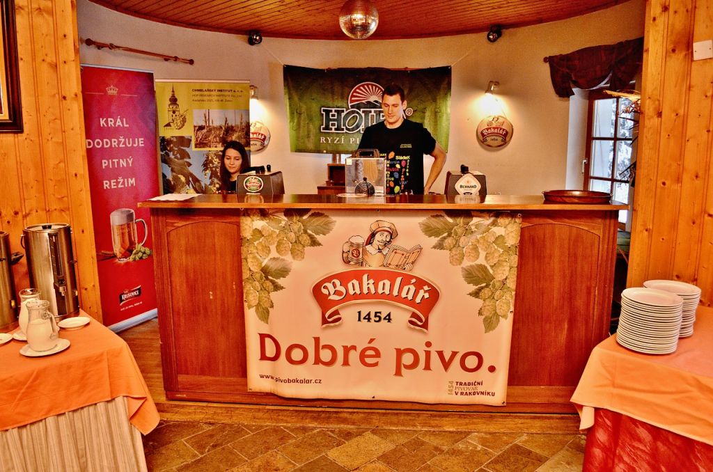 Jitka Štůlová s Víťou Karbanem obsluhovali pípu (Senohraby, 1. 2. 2017). | Foto: M. Brynda Foto: M. Brynda