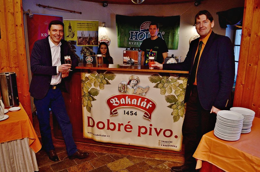 Zleva v čele: Mgr. Zdeněk ROSA, BA a Ing. Josef PATZAK, Ph.D.,<br />
v pozadí Jitka Štůlová s Víťou Karbanem (Senohraby, 1. 2. 2017). | Foto: M. Brynda Foto: M. Brynda