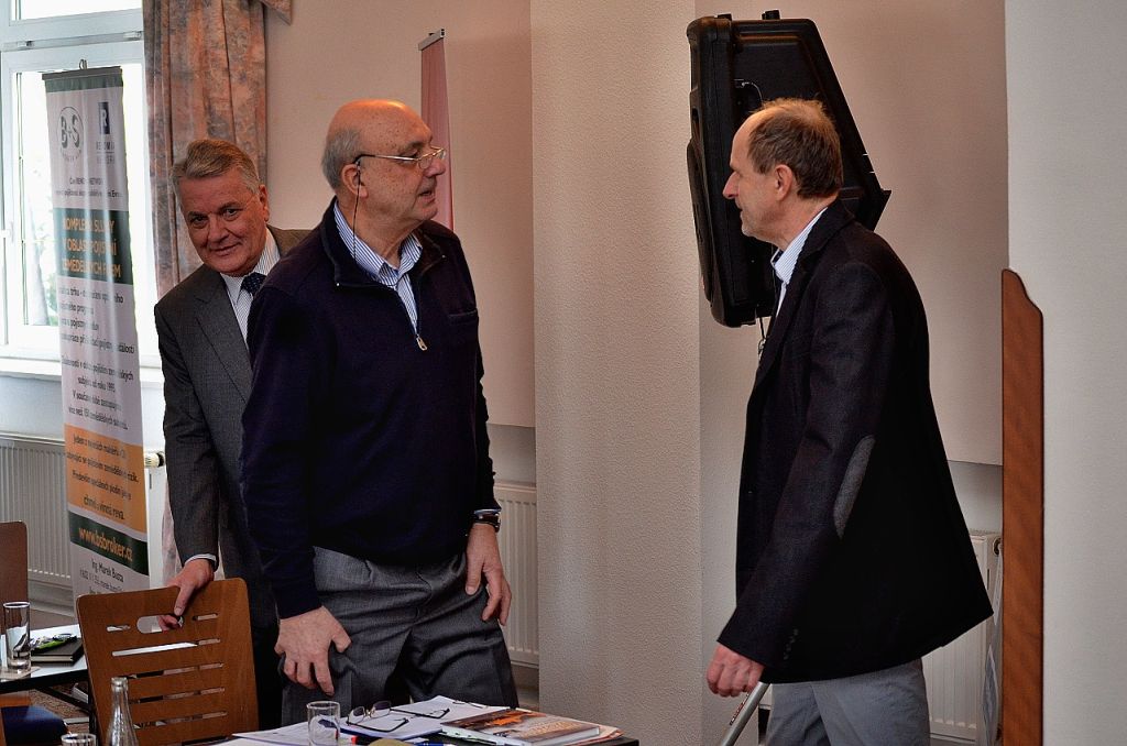 Zleva: Ing. Michal Vokřál, CSc., emeritní jednatel CHI Ing. Jiří Kořen, Ph.D. a Ing. Václav Burger, předseda dozorčí rady CHI, na chmelařském kongresu (Senohraby, 2. 2. 2017). | Foto: M. Brynda Foto: M. Brynda