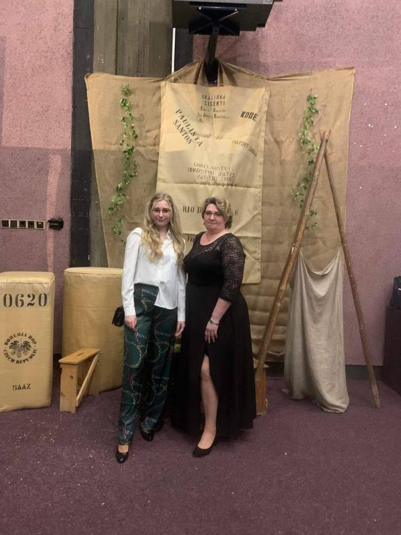 Libuška Šulcová (vpravo) z oddělení šlechtění CHI ve fotokoutku (Žatec, 9. 4. 2022). | Foto: archív L. Šulcové Foto: archív L. Šulcové