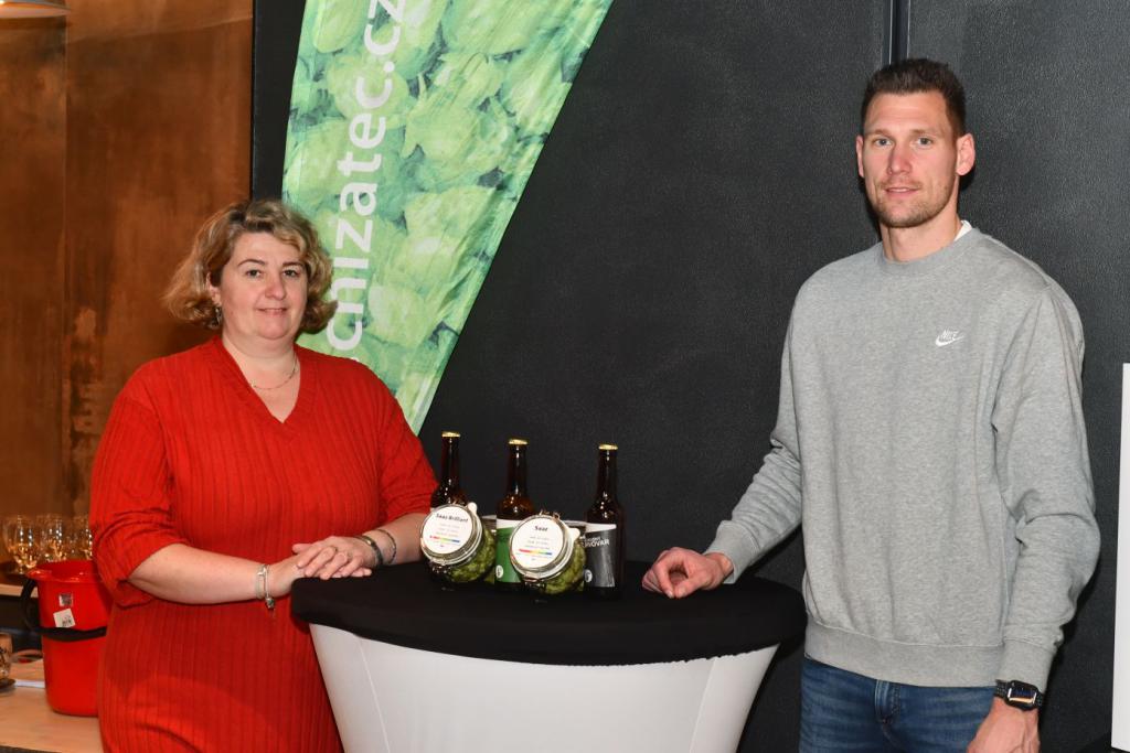 Výčepní zařízení obsluhovali Libuška Šulcová a Víťa Karban z oddělení šlechtění chmele CHI (Praha, 23. 1. 2024). | Foto: Ing. Michal Vokřál, CSc. (michal . vokral @ seznam . cz) Foto: Ing. Michal Vokřál, CSc. (michal . vokral @ seznam . cz)