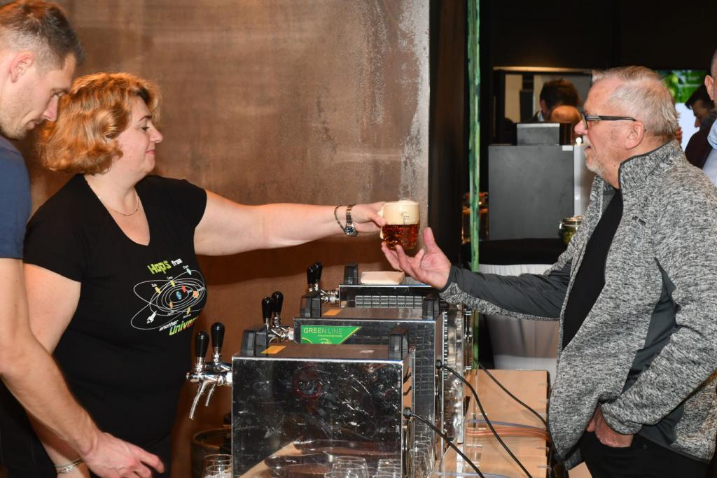 Výčepní zařízení obsluhovali Libuška Šulcová a Víťa Karban z oddělení šlechtění chmele CHI (Praha, 23. 1. 2024). | Foto: Ing. Michal Vokřál, CSc. (michal . vokral @ seznam . cz) Foto: Ing. Michal Vokřál, CSc. (michal . vokral @ seznam . cz)