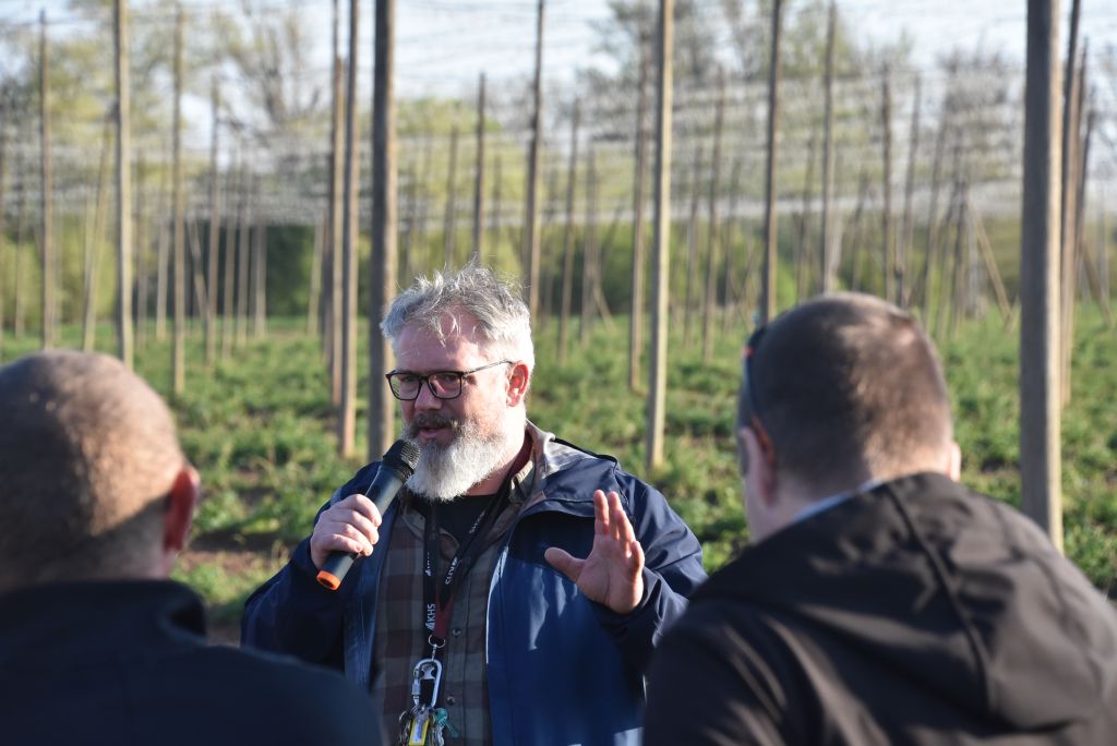 Praktická ukázka řezu chmele ŽPČ na Stekníku (23. 4. 2025). | Foto: J. Ježek Foto: J. Ježek